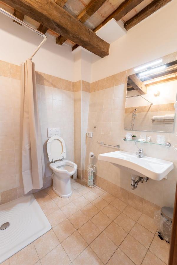 Albergo La Loggia Di San Martino Gualdo Tadino Eksteriør billede