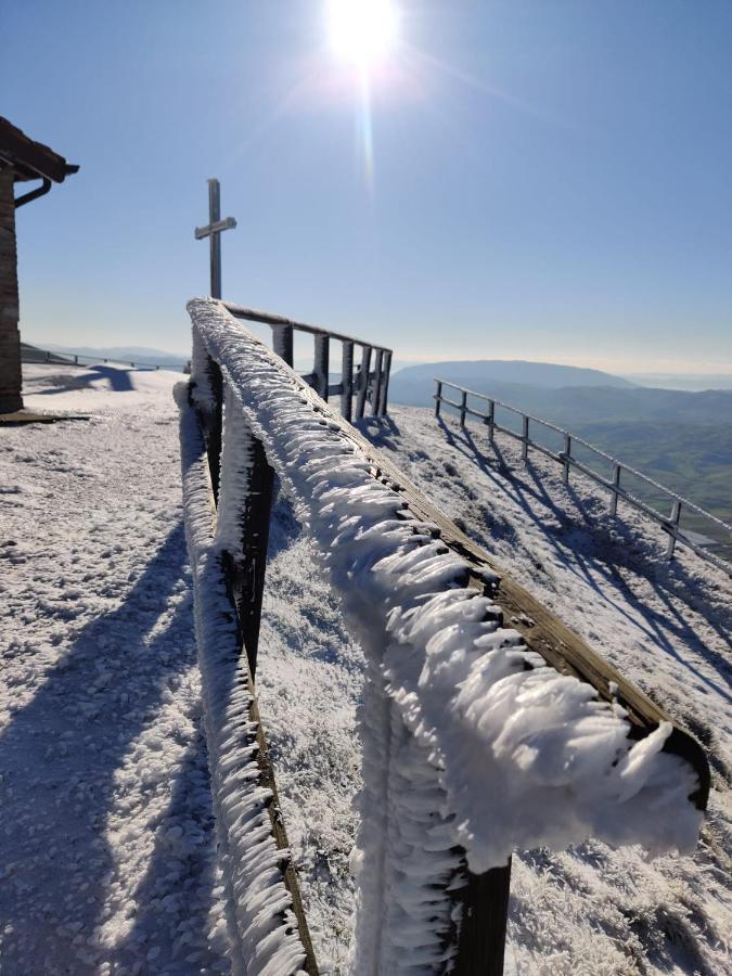 Albergo La Loggia Di San Martino Gualdo Tadino Eksteriør billede